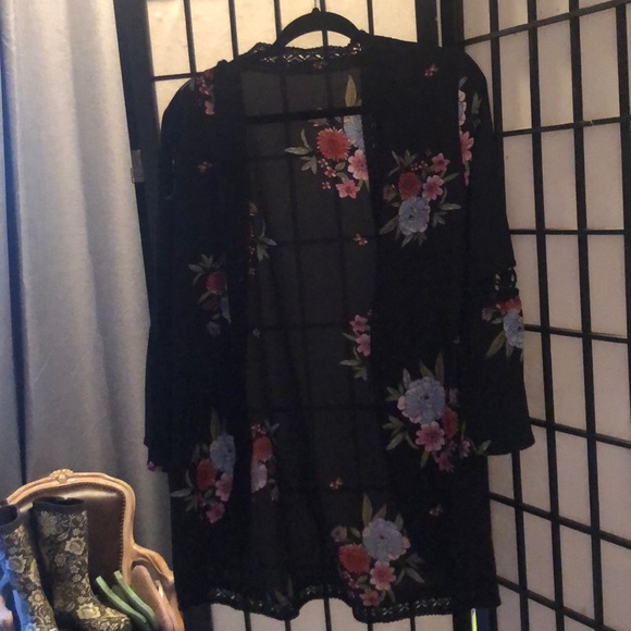Beautiful floral kimono. - Picture 11 of 14